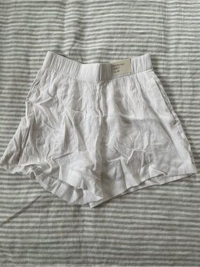 Abercrombie & Fitch Women’s White High-Waist Elastic Shorts